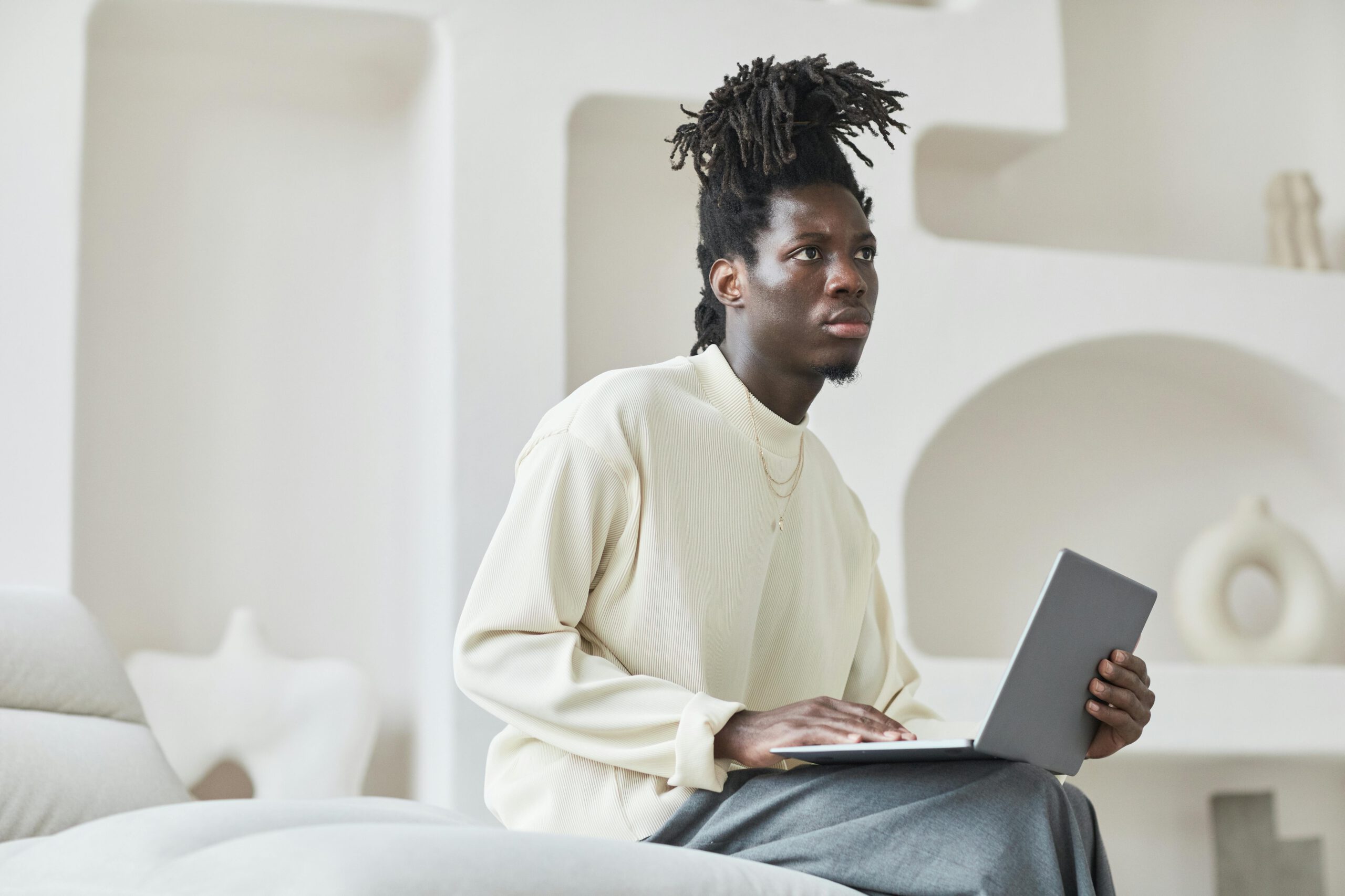 Kostenloses Stock Foto zu afro-haar, afroamerikanischer mann, betrachtung