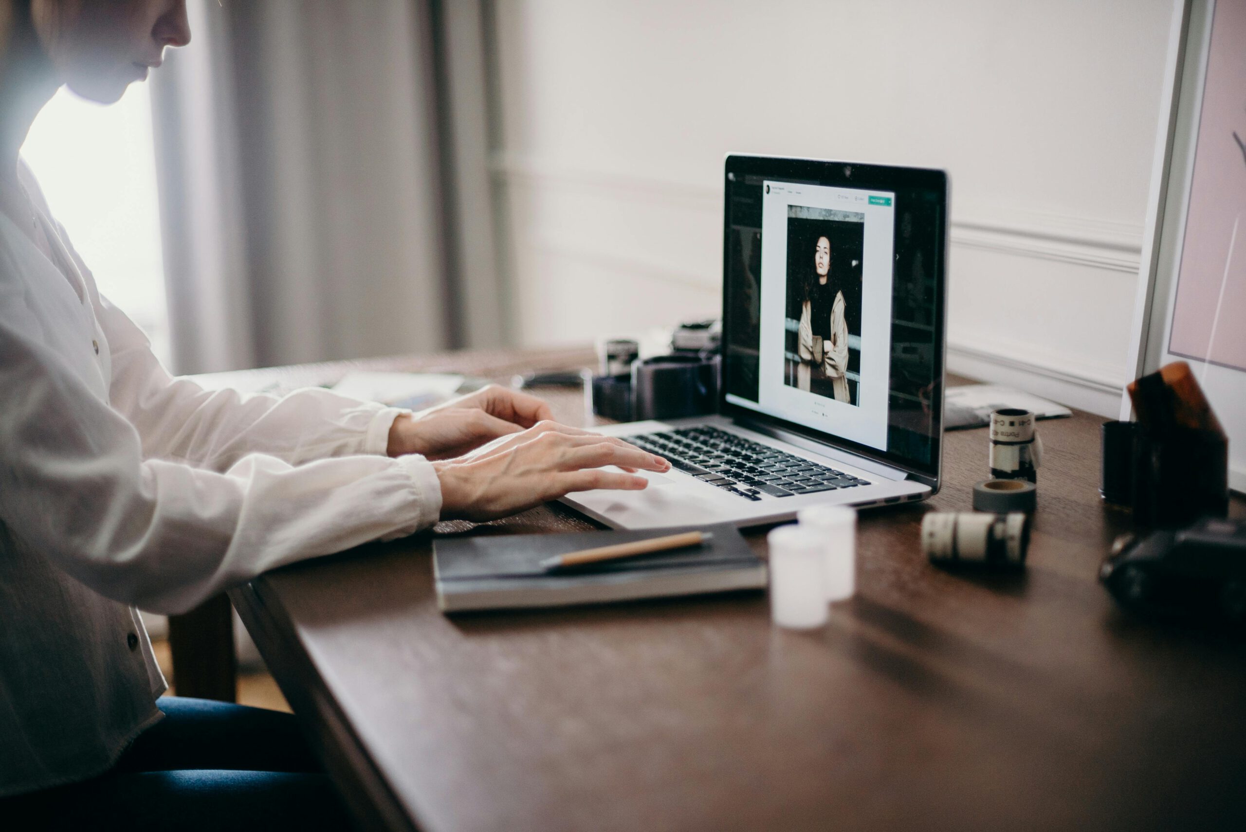 Selektiver Fokus Fotografie Der Frau Mit Macbook Pro