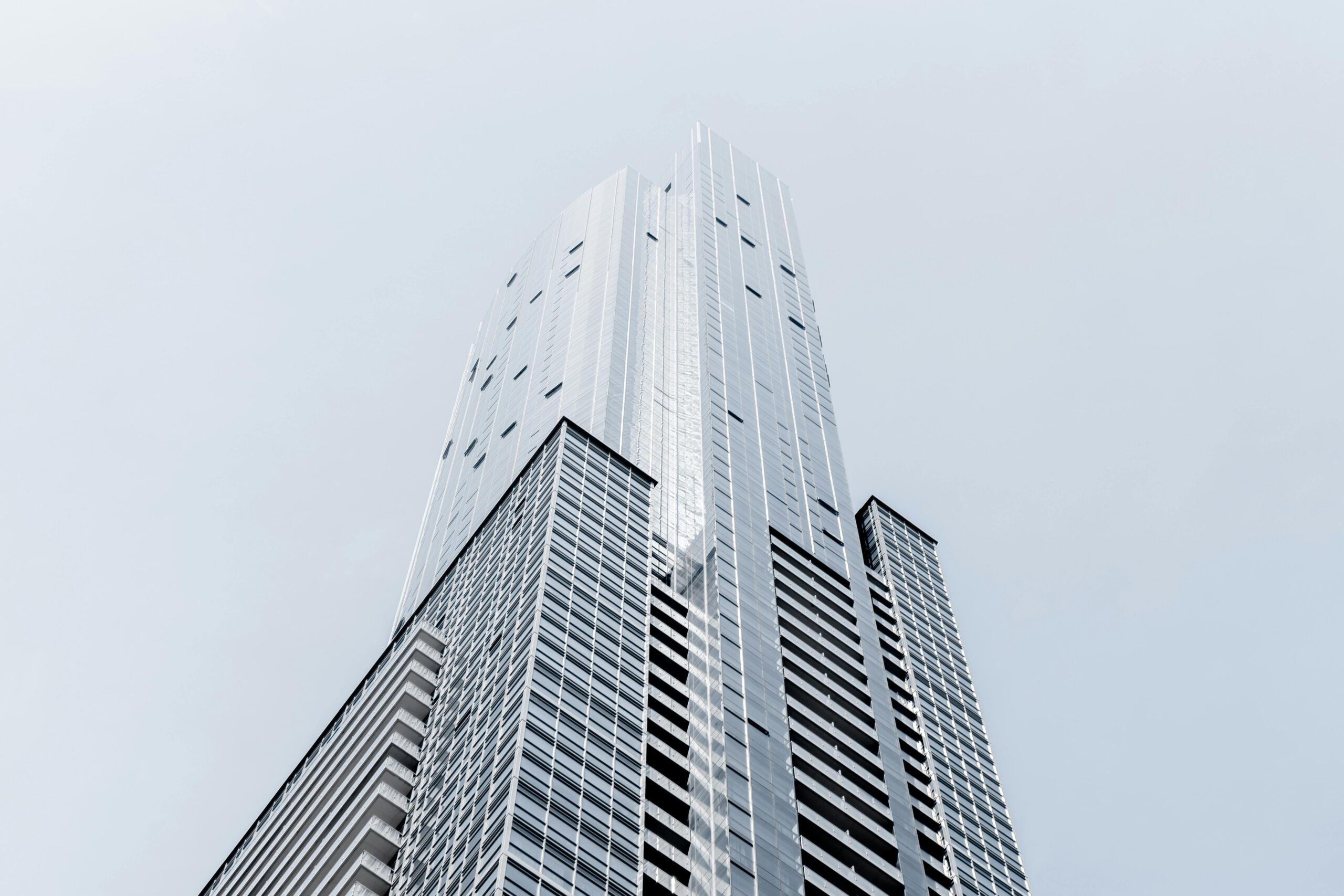 Niedrigwinkelfotografie Des Silbernen Hochhausgebäudes