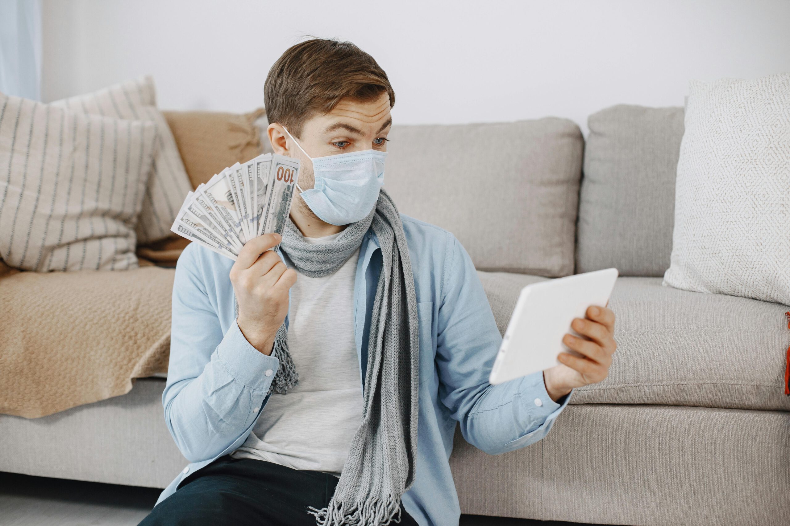 Kostenloses Stock Foto zu couch, geld, gesichtsmaske