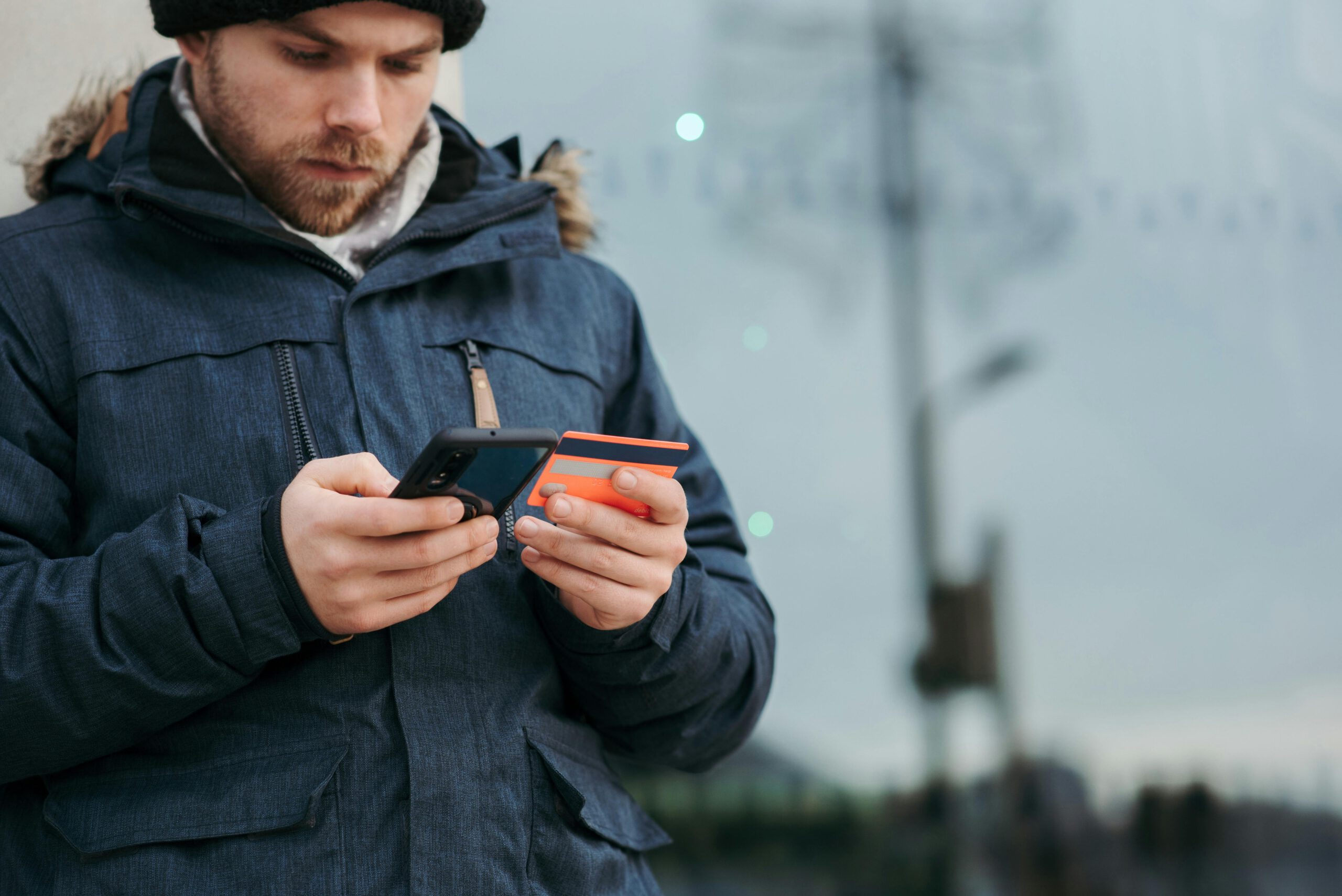 Mann Im Schwarzen Mantel, Der Schwarzes Smartphone Hält