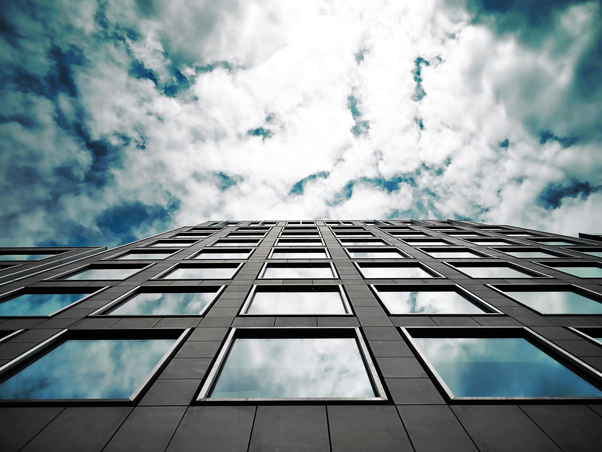 Braunes Hochhaus Unter Dem Himmel Voller Weißer Wolken