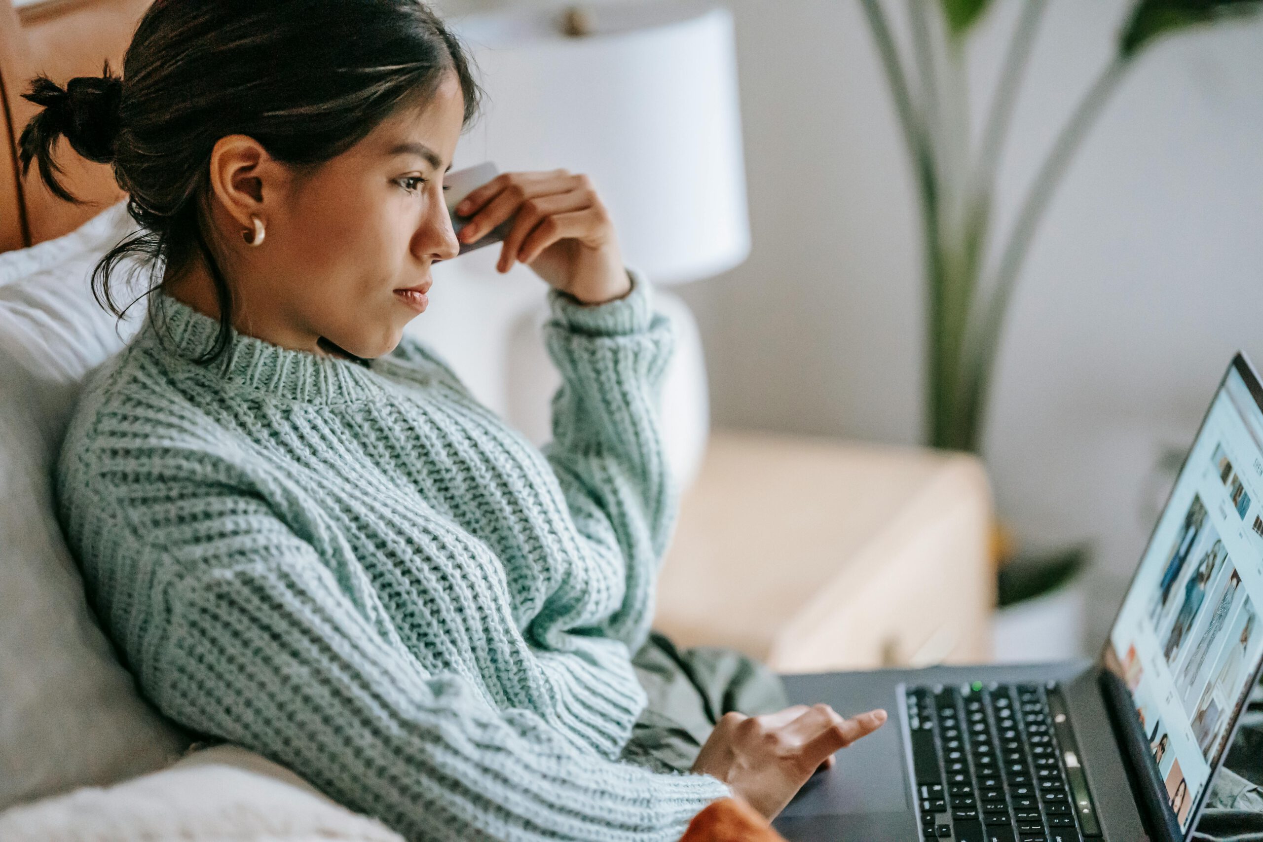 Frau Im Grauen Pullover Mit Macbook Pro